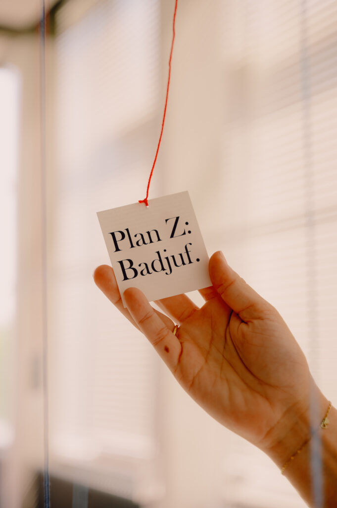 Een briefje met daarop: Plan Z: Badjuf